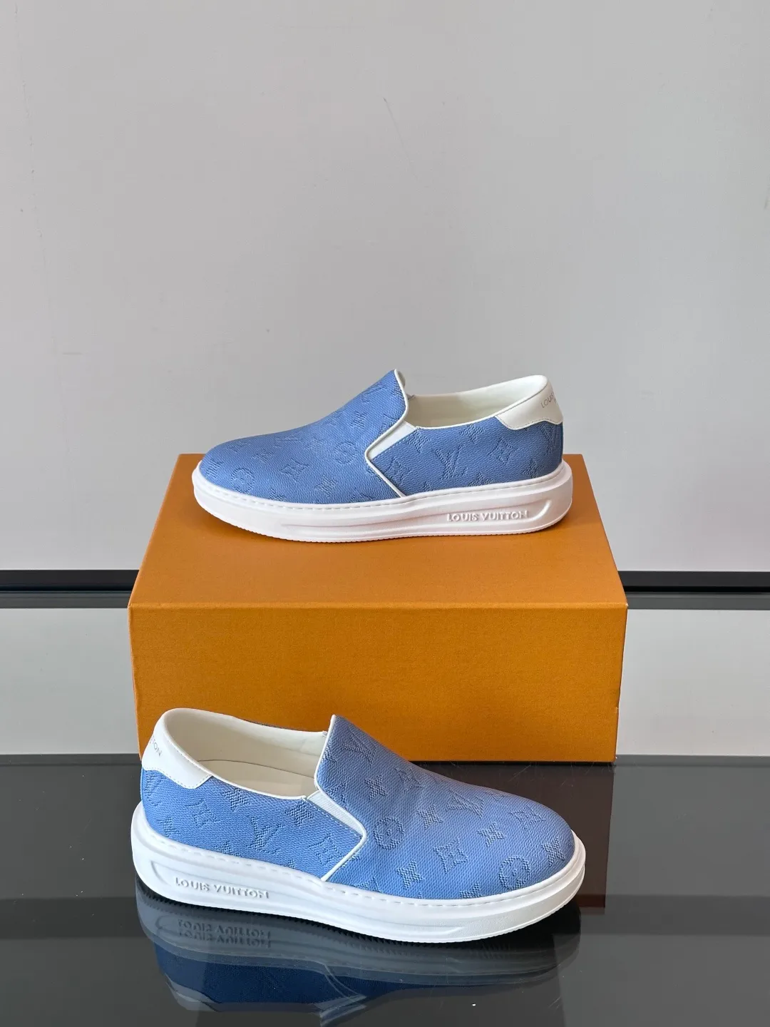 Men's shoes 💰p360 "LOUIS VUITTO＊" Classic presbyopic slip-on loafers are made of classic Damier Gra men's shoes 💰phite canvas, with LV logo embellishment on the shoe body, leather straps decorated with LV metal logo buckles, smooth calf leather trim, and Monogram flower rubber outsole, full of youthful vitality and elegance. Blake craftsmanship and hand-stitched uppers cleverly establish recognition, and the standard sheepskin lining provides a comfortable and soft foot feel! Size: 38-44